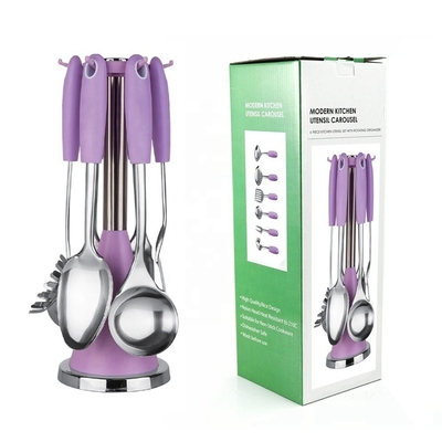 Ensemble de six ustensiles de cuisine colorés pour les outils de cuisine classiques dans les ustensiles de cuisine du carrousel