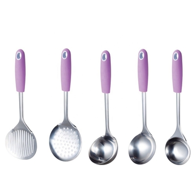 Ensemble de six ustensiles de cuisine colorés pour les outils de cuisine classiques dans les ustensiles de cuisine du carrousel