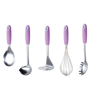 Ensemble de six ustensiles de cuisine colorés pour les outils de cuisine classiques dans les ustensiles de cuisine du carrousel