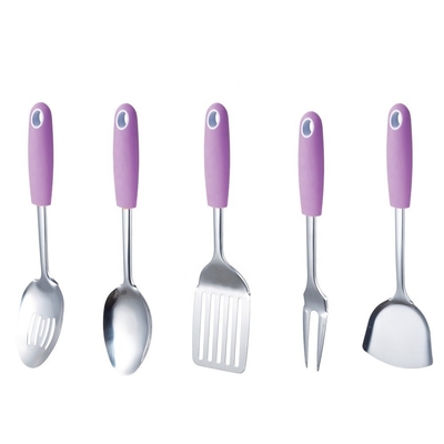 Ensemble de six ustensiles de cuisine colorés pour les outils de cuisine classiques dans les ustensiles de cuisine du carrousel