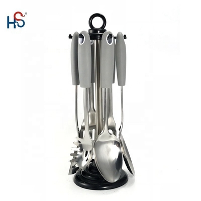 Ensemble de six ustensiles de cuisine colorés pour les outils de cuisine classiques dans les ustensiles de cuisine du carrousel