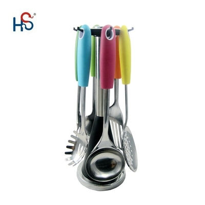 Ensemble de six ustensiles de cuisine colorés pour les outils de cuisine classiques dans les ustensiles de cuisine du carrousel