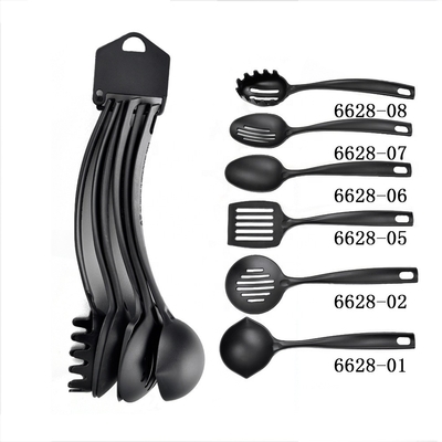 Des outils de cuisine en nylon pour cuisiniers professionnels