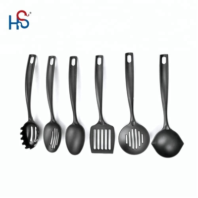 Des outils de cuisine en nylon pour cuisiniers professionnels
