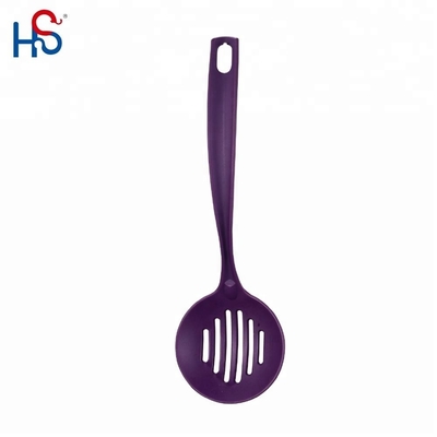 Des outils de cuisine en nylon pour cuisiniers professionnels