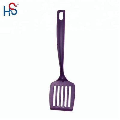 Des outils de cuisine en nylon pour cuisiniers professionnels