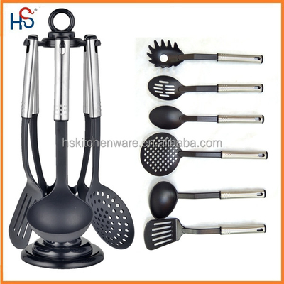 Ensemble d'outils de cuisine en nylon moderne pour les ustensiles de cuisine dans les produits ménagers