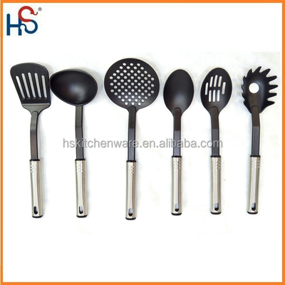 Ensemble d'outils de cuisine en nylon moderne pour les ustensiles de cuisine dans les produits ménagers