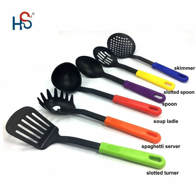 Des ustensiles de cuisine en nylon durable pour les ustensiles de cuisine domestiques non adhésifs dans toutes les couleurs