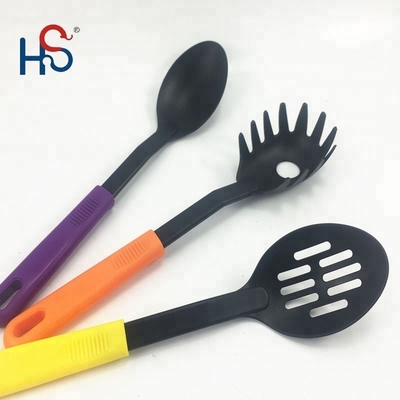 Des ustensiles de cuisine en nylon durable pour les ustensiles de cuisine domestiques non adhésifs dans toutes les couleurs