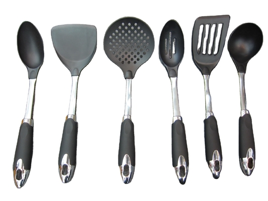 Les ustensiles de cuisine incontournables pour chaque service de personnalisation de cuisine à domicile
