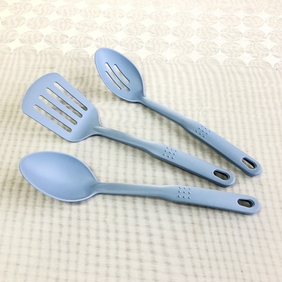 Utilisateur de poudre en nylon moderne pour servir de la soupe, de la sauce minestre et des pâtes en noir