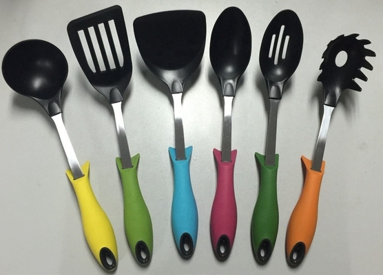 Créez la cuisine de vos rêves avec un ensemble d'outils en nylon en 7 pièces résistant à la chaleur et polyvalent